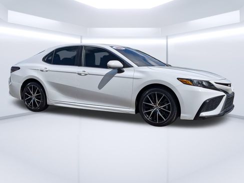 Used 2021 Toyota Camry SE FWD image 1