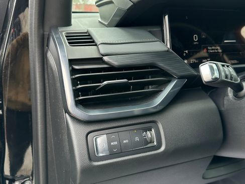 Used 2024 GMC Acadia AT4 w/ Luxury Package image 11