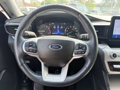 Used 2023 Ford Explorer XLT AWD/4WD image 24