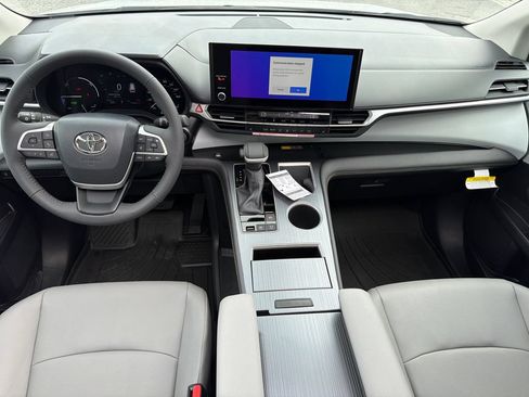 New 2026 Toyota Sienna XLE FWD image 23