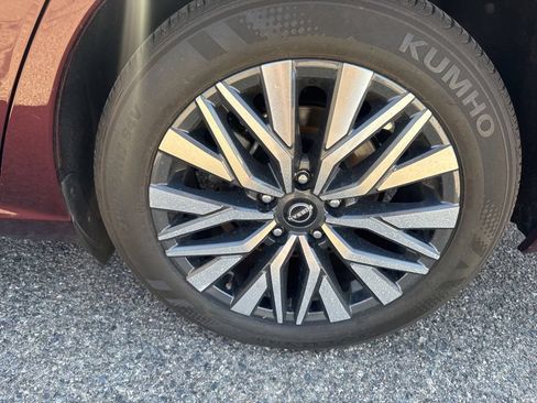 Used 2024 Nissan Altima 2.5 SV FWD image 14