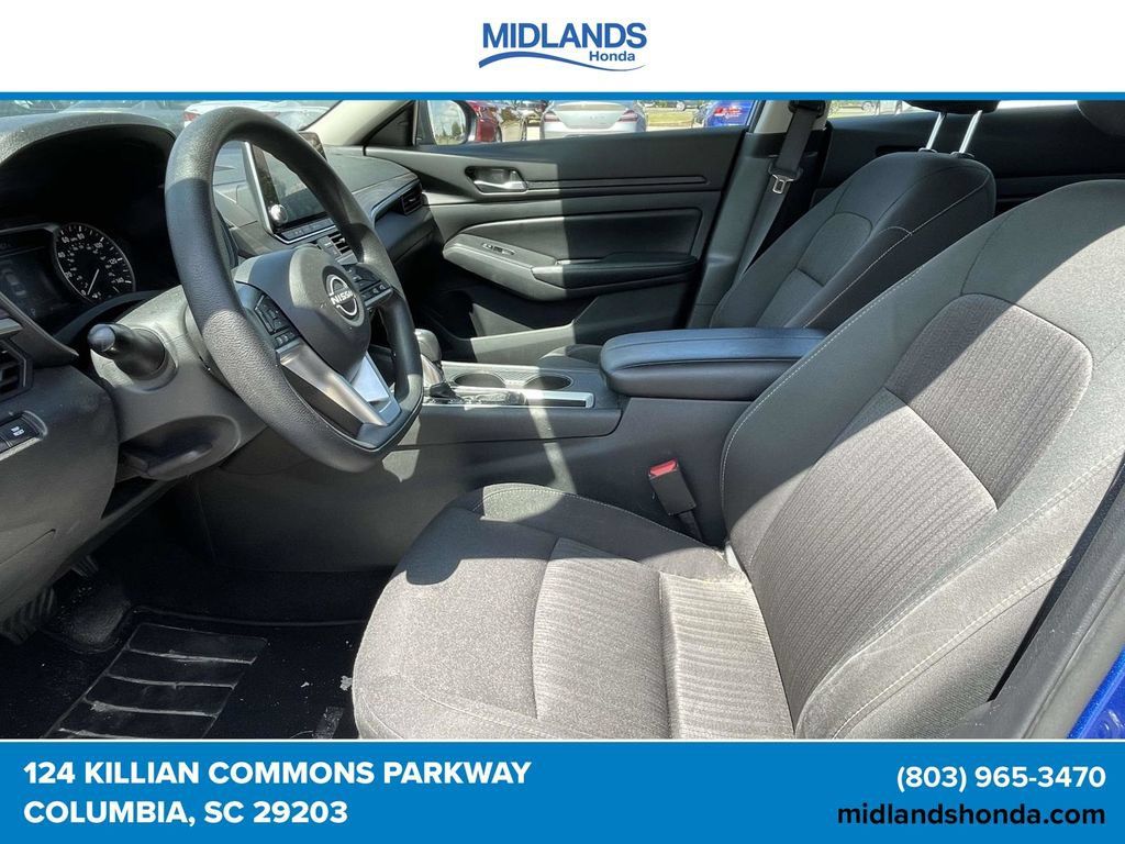 Used 2025 Nissan Altima 2.5 SV FWD image 14