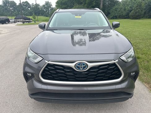 Used 2022 Toyota Highlander XLE AWD/4WD image 2