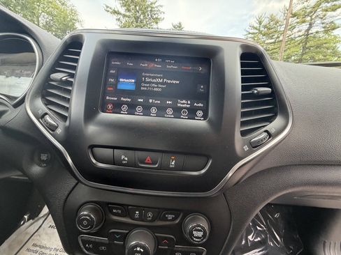 Used 2021 Jeep Cherokee Latitude Plus AWD/4WD image 32
