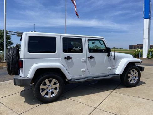 Used 2017 Jeep Wrangler Unlimited Sahara w/ Connectivity Group AWD/4WD image 12