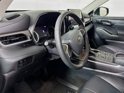 Used 2023 Toyota Highlander XLE image 7