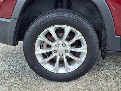Used 2019 Jeep Cherokee Latitude w/ Popular Appearance Group FWD image 10
