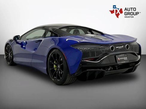 Used 2023 McLaren Artura RWD image 3