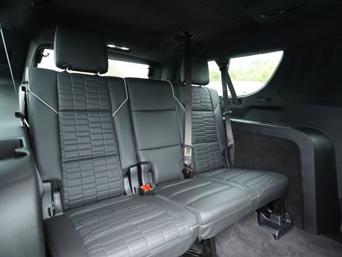 Used 2025 Cadillac Escalade ESV V AWD/4WD image 28