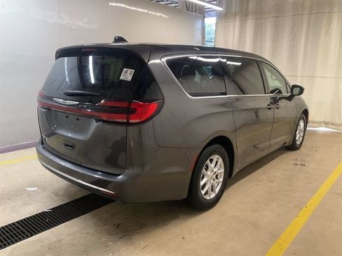 Used 2023 Chrysler Pacifica Touring-L FWD image 2