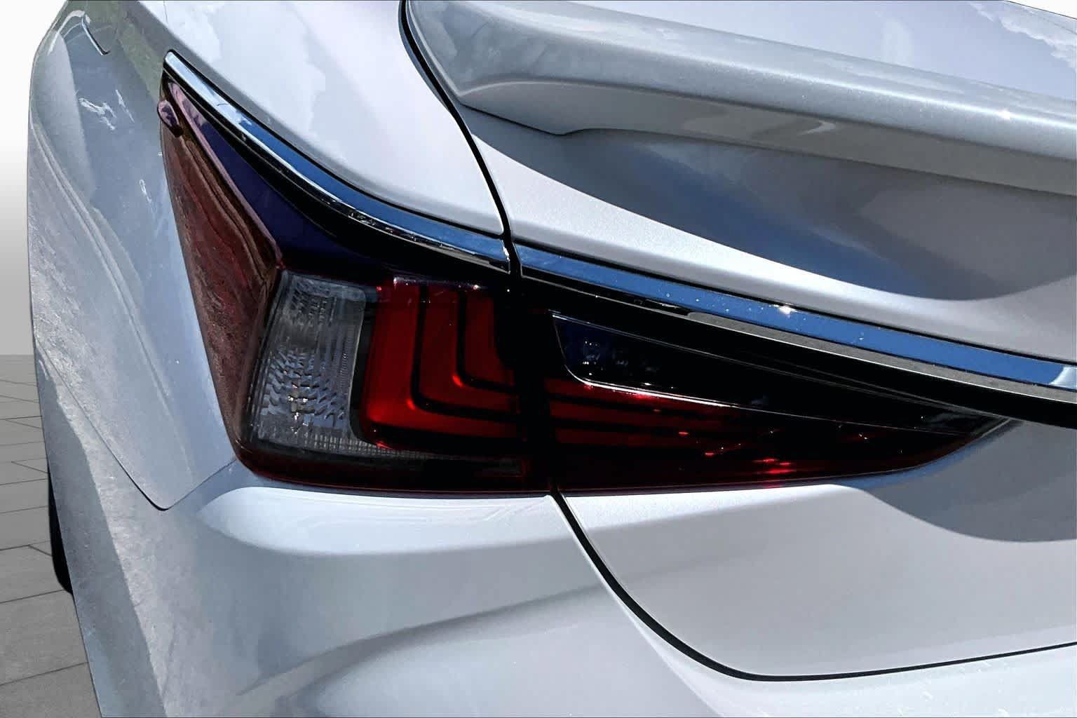 Used 2020 Lexus ES 300h w/ Premium Package FWD image 29
