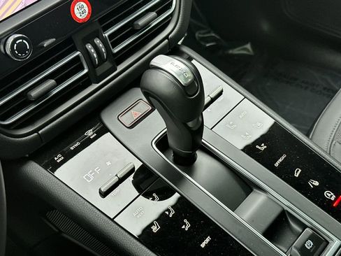 Certified 2025 Porsche Macan AWD/4WD image 24