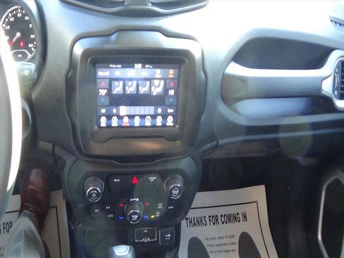 Used 2018 Jeep Renegade Latitude w/ Popular Equipment Group image 22