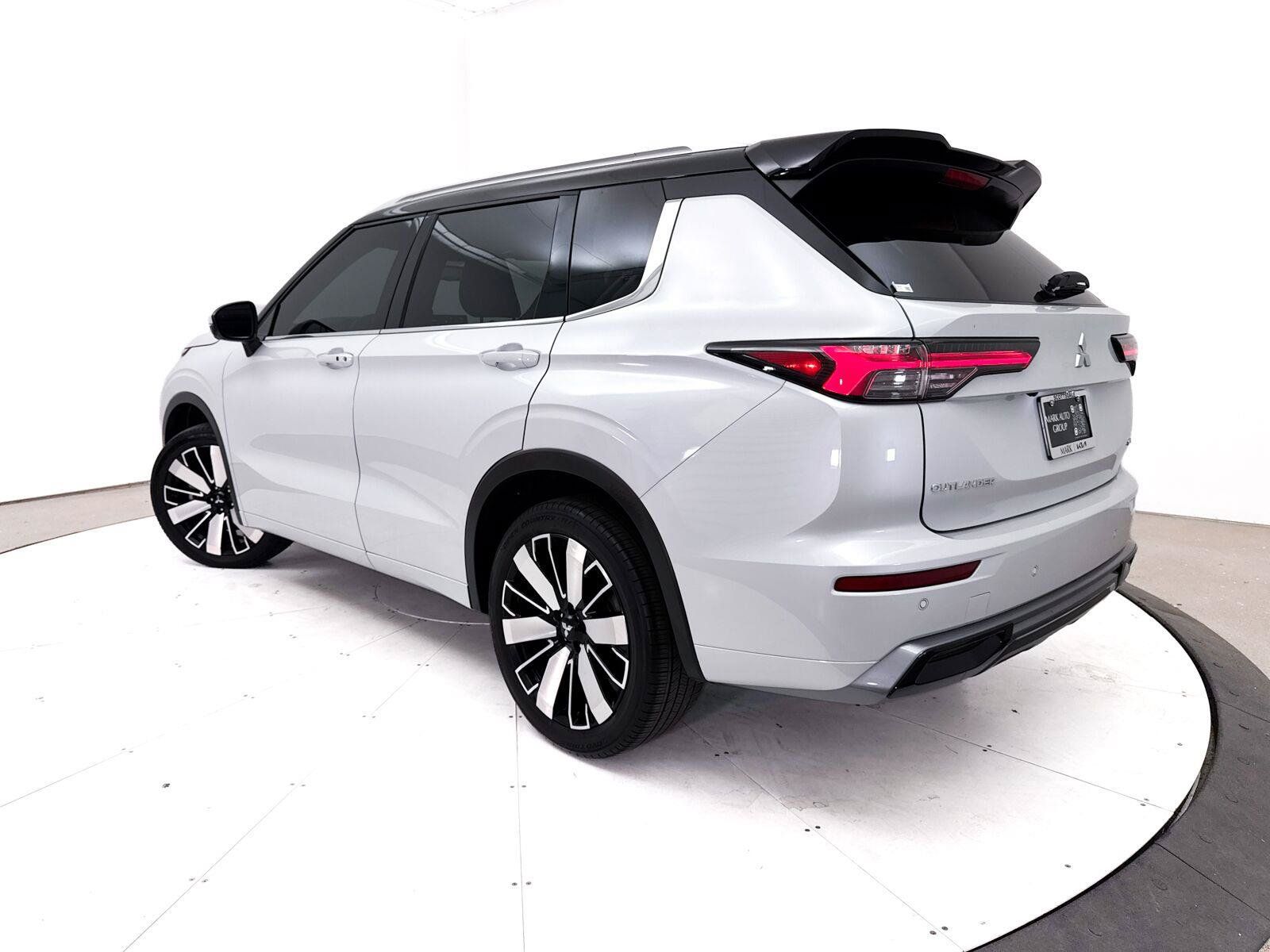 Used 2025 Mitsubishi Outlander SEL FWD image 2