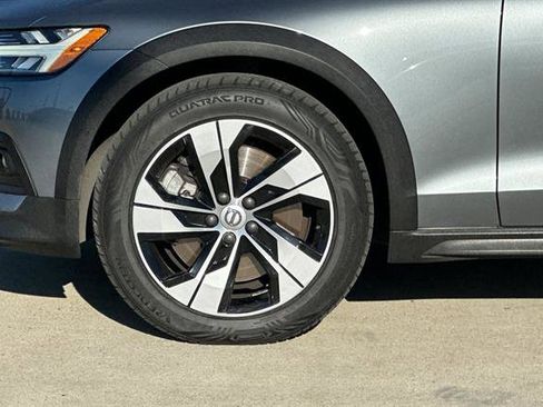 Used 2020 Volvo V60 T5 Cross Country image 30