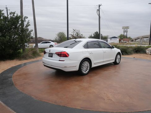Used 2017 Volkswagen Passat 1.8T SE w/ SE Lighting Package image 2