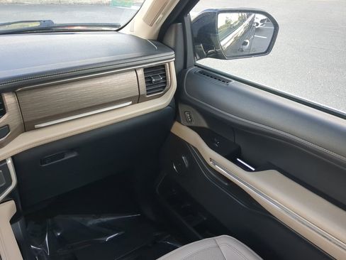 Used 2024 Ford Expedition Limited image 17