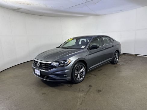 Used 2019 Volkswagen Jetta R-Line w/ R-Line Cold Weather Package image 2