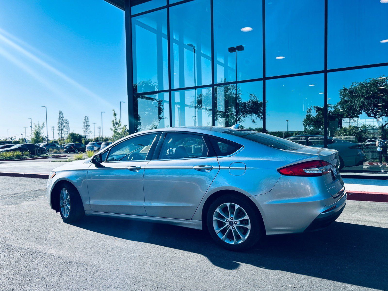 Used 2020 Ford Fusion SE FWD image 4