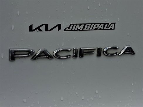 Used 2023 Chrysler Pacifica Touring-L image 31