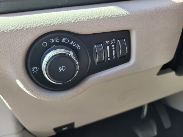 Used 2023 Chrysler Pacifica Touring-L FWD image 19