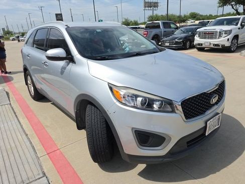 Used 2016 Kia Sorento FWD w/ LX Convenience Package image 2