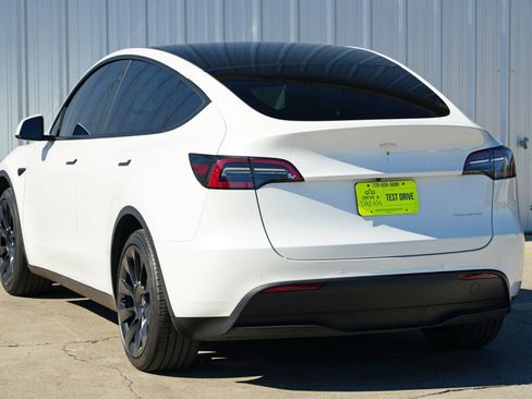 Used 2022 Tesla Model Y Long Range image 51