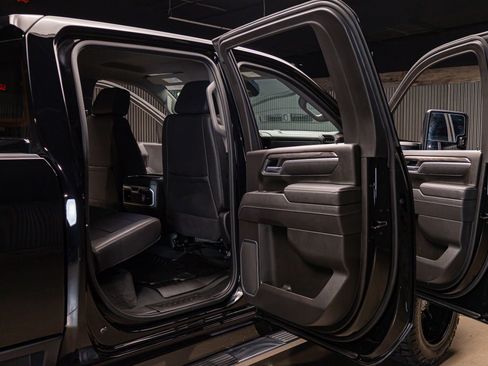 Used 2025 Chevrolet Silverado 2500 LTZ w/ LTZ Convenience Package image 34