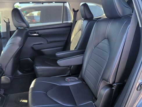 Certified 2023 Toyota Highlander XLE image 7