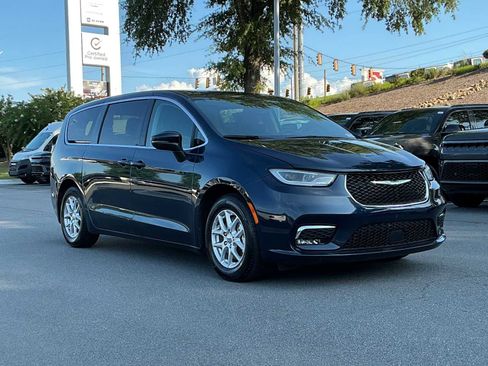 Used 2023 Chrysler Pacifica Touring-L FWD image 7