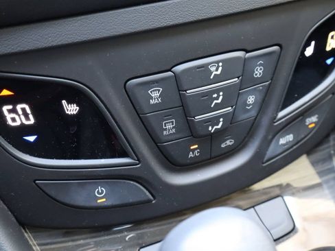 Used 2019 Buick Envision Essence FWD image 26