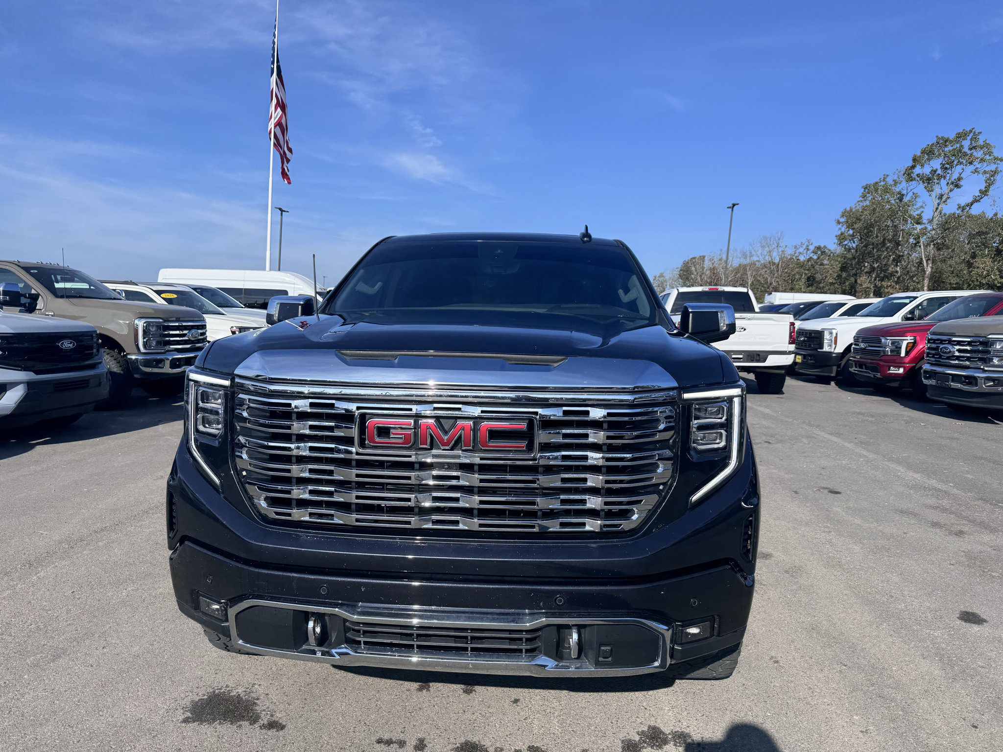 Used 2025 GMC Sierra 1500 Denali w/ Technology Package AWD/4WD image 2