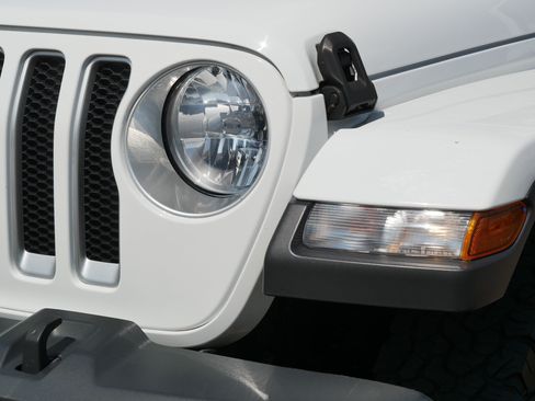 Used 2018 Jeep Wrangler Unlimited Sahara w/ Dual Top Group AWD/4WD image 16
