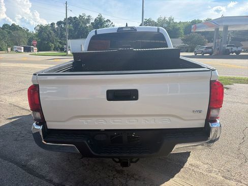 Used 2018 Toyota Tacoma TRD Off-Road AWD/4WD image 7