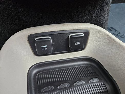 Used 2019 Chrysler Pacifica Limited image 8