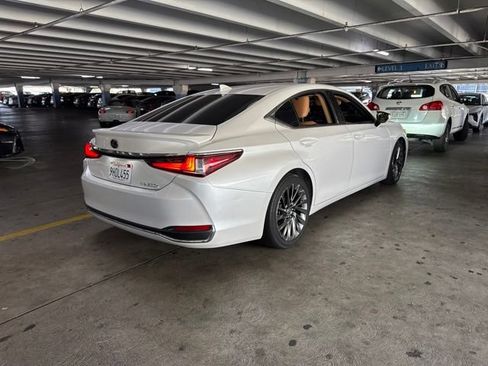 Used 2024 Lexus ES 300h Ultra Luxury w/ Accessory Package (Z2) FWD image 4