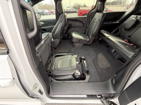 Used 2024 Chrysler Pacifica Limited w/ S Appearance Package image 36