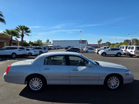 Used 2004 Lincoln Town Car Signature image 6