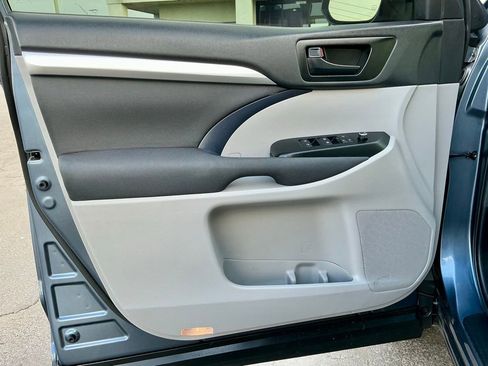 Used 2019 Toyota Highlander LE image 40