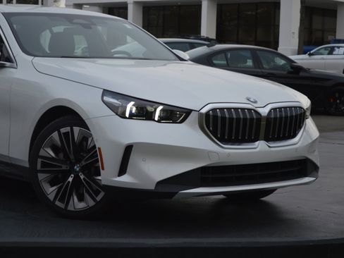 Certified 2024 BMW 530i w/ Premium Package image 2