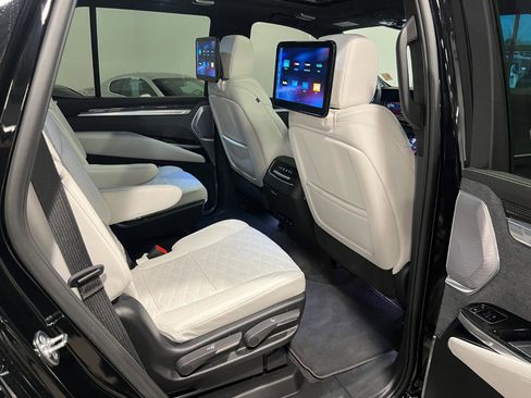 Used 2026 Cadillac Escalade V w/ LPO, ONYX Package image 43