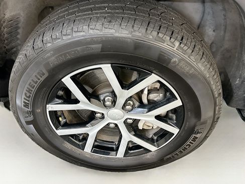 Used 2024 Jeep Grand Cherokee L Limited w/ Luxury Tech Group II image 11