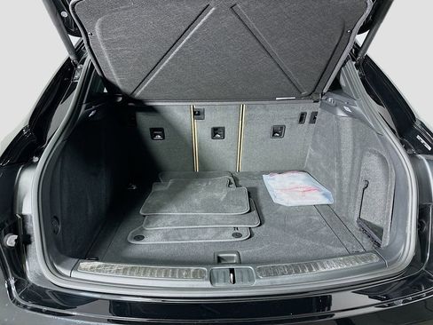 Used 2025 Porsche Macan image 28