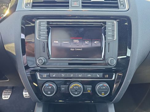 Used 2017 Volkswagen Jetta GLI FWD image 19