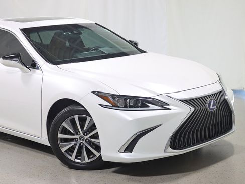 Used 2021 Lexus ES 300h w/ Accessory Package image 2
