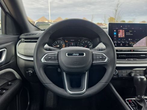 Used 2023 Jeep Compass Latitude image 22