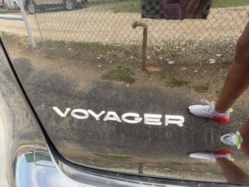 Used 2023 Chrysler Voyager LX FWD image 18