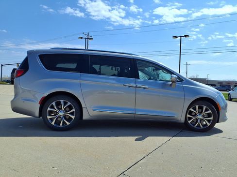 Used 2018 Chrysler Pacifica Limited w/ Tire & Wheel Group image 41