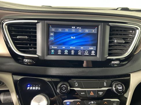 Used 2021 Chrysler Voyager L FWD image 17