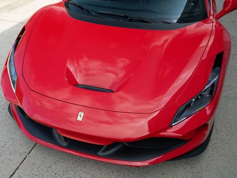 Used 2022 Ferrari F8 Tributo image 9